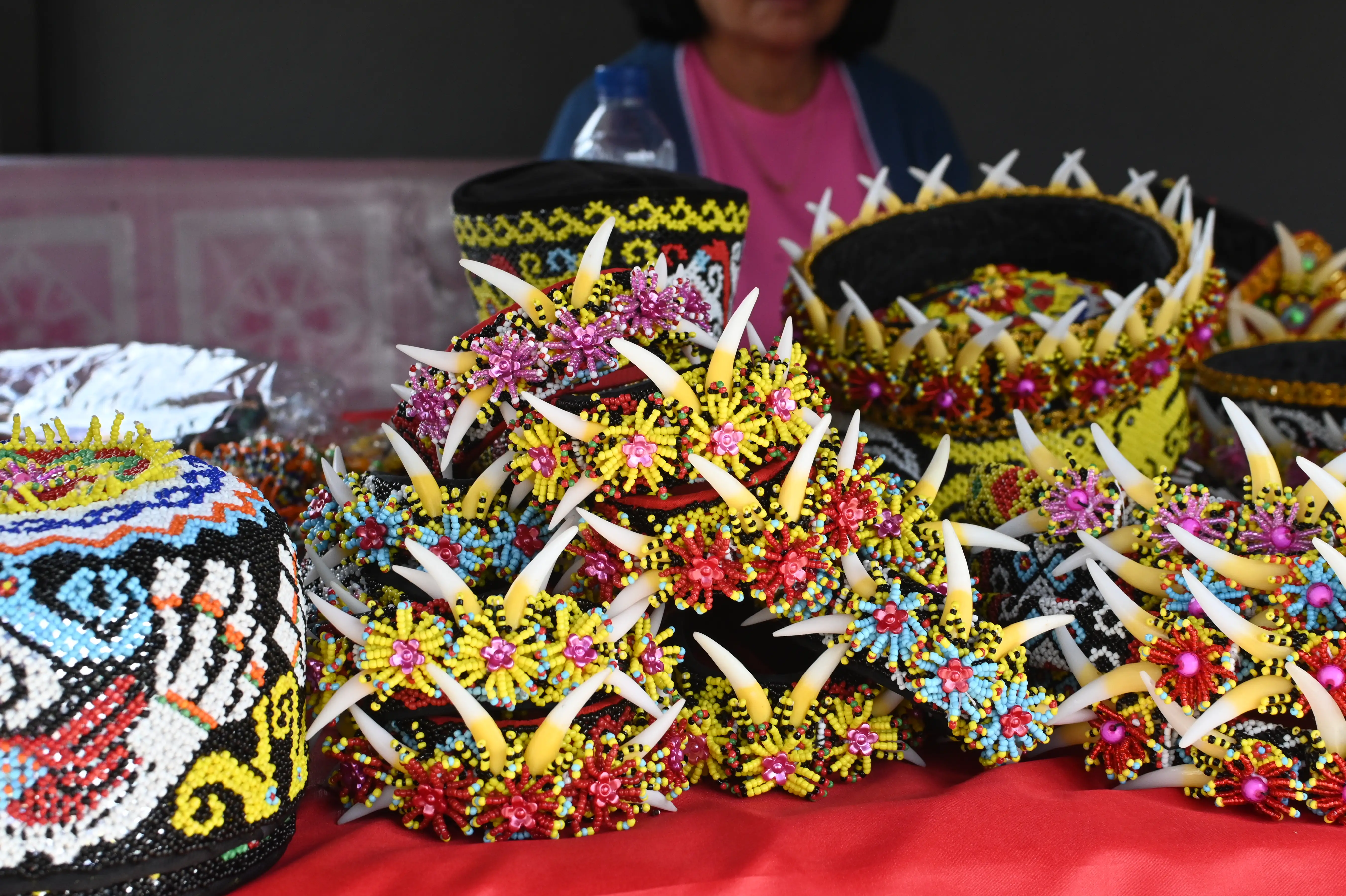 Ikat Kepala Manik Bertaring (Lapai) - Kerajinan Dayak Pampang