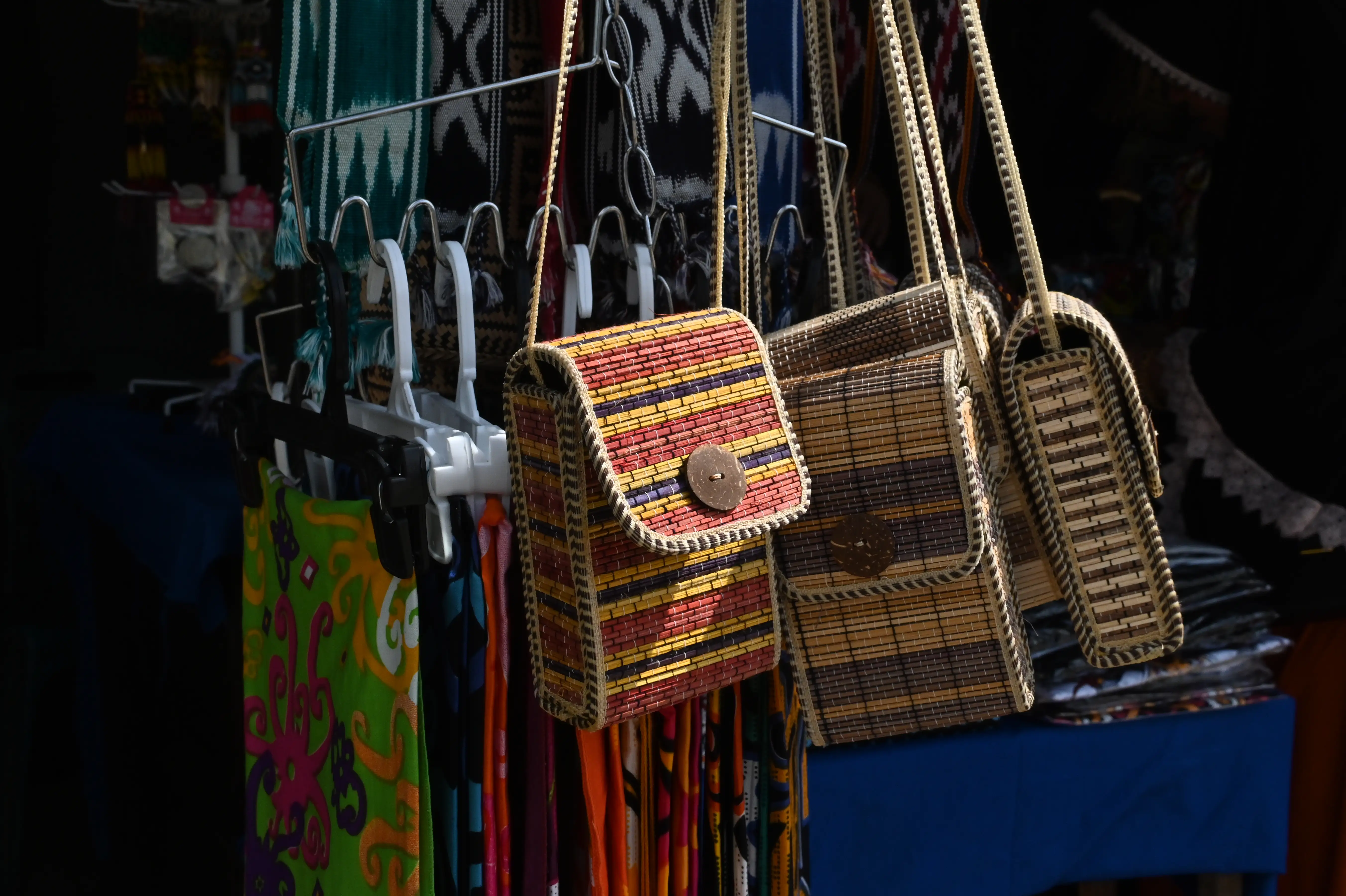 Tas Selempang Anyaman Warna - Kerajinan Dayak Pampang
